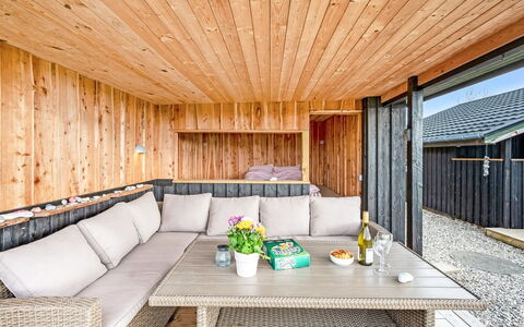 Benite - 600M from the Sea: Verblijf, Backyard, Werf, Garden Gebouwen, Schuur, Siding, Buitenmeubels, Blokhut, Outdoor Structuur, Keet