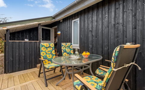Benite - 600M from the Sea: Verblijf, Backyard, Werf, Garden Gebouwen, Schuur, Siding, Buitenmeubels, Blokhut, Outdoor Structuur, Keet