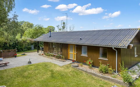 Naema - 500M from the Sea: Hout, Meubilair, Appartement, Kamer, Plafond, Beits, Stoel, Hardwood, Vernis, Timmerhout
