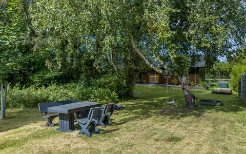 Naema - 500M from the Sea: Hout, Meubilair, Appartement, Kamer, Plafond, Beits, Stoel, Hardwood, Vernis, Timmerhout