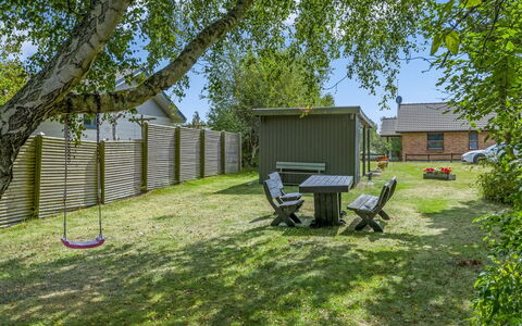 Naema - 500M from the Sea: Hout, Meubilair, Appartement, Kamer, Plafond, Beits, Stoel, Hardwood, Vernis, Timmerhout