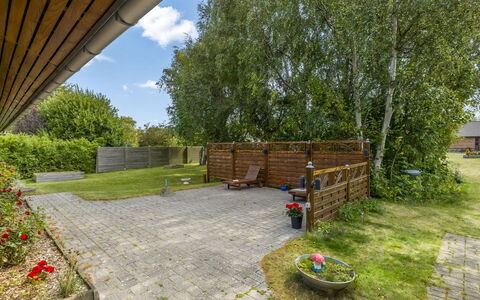 Naema - 500M from the Sea: Hout, Meubilair, Appartement, Kamer, Plafond, Beits, Stoel, Hardwood, Vernis, Timmerhout