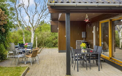 Naema - 500M from the Sea: Hout, Meubilair, Appartement, Kamer, Plafond, Beits, Stoel, Hardwood, Vernis, Timmerhout