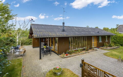 Naema - 500M from the Sea: Hout, Meubilair, Appartement, Kamer, Plafond, Beits, Stoel, Hardwood, Vernis, Timmerhout