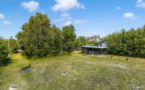 Naema - 500M from the Sea: Hout, Meubilair, Appartement, Kamer, Plafond, Beits, Stoel, Hardwood, Vernis, Timmerhout
