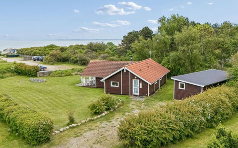 Terne - 90M from the Sea: Verblijf, Backyard, Werf, Garden Gebouwen, Schuur, Siding, Buitenmeubels, Blokhut, Outdoor Structuur, Keet
