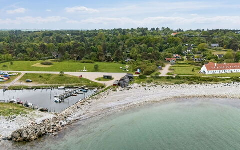 Terne - 90M from the Sea: Verblijf, Backyard, Werf, Garden Gebouwen, Schuur, Siding, Buitenmeubels, Blokhut, Outdoor Structuur, Keet