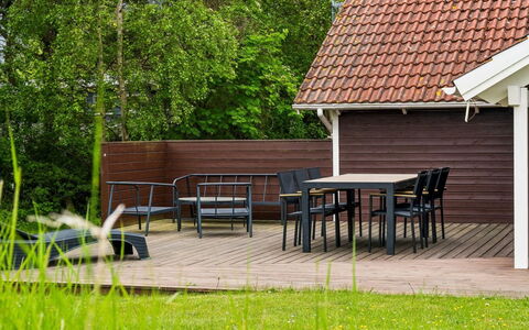 Terne - 90M from the Sea: Verblijf, Backyard, Werf, Garden Gebouwen, Schuur, Siding, Buitenmeubels, Blokhut, Outdoor Structuur, Keet