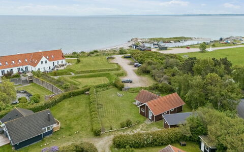 Terne - 90M from the Sea: Verblijf, Backyard, Werf, Garden Gebouwen, Schuur, Siding, Buitenmeubels, Blokhut, Outdoor Structuur, Keet