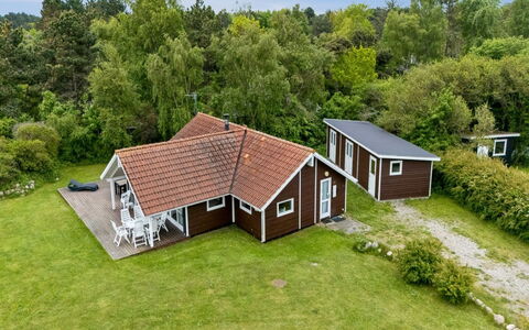 Terne - 90M from the Sea: Verblijf, Backyard, Werf, Garden Gebouwen, Schuur, Siding, Buitenmeubels, Blokhut, Outdoor Structuur, Keet