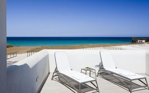 Timo: Blauw, Meubilair, Verdieping, Zee, Oceaan, Schaduw, Kust, Stoel, Strand, Buitenmeubels