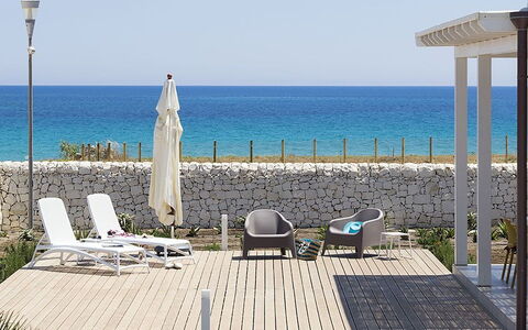 Timo: Zee, Meubilair, Buitenmeubels, Kust En Oceanic Landvormen, Oceaan, Kust, Strand, Schaduw, Stoel, Kust