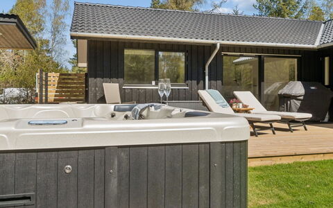 Antonina - 775M from the Sea: Verblijf, Backyard, Werf, Garden Gebouwen, Schuur, Siding, Buitenmeubels, Blokhut, Outdoor Structuur, Keet