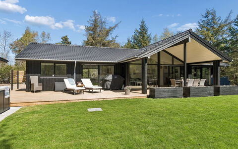 Antonina - 775M from the Sea: Verblijf, Backyard, Werf, Garden Gebouwen, Schuur, Siding, Buitenmeubels, Blokhut, Outdoor Structuur, Keet