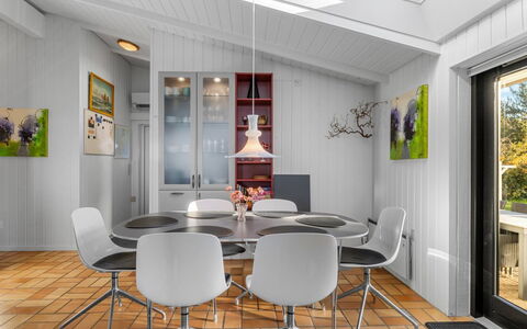 Sigbrit - 100M from the Sea: Meubilair, Interieur Ontwerp, Flooring, Verdieping, Hout, Plafond, Stoel, Keuken En Eettafel, Eetkamer, Tafel