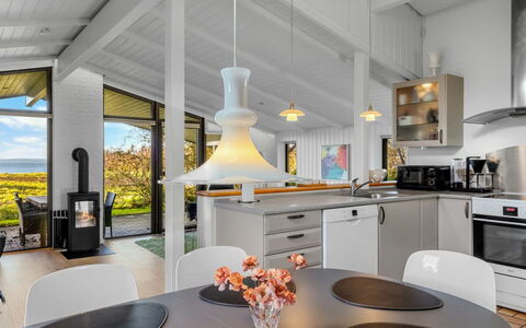 Sigbrit - 100M from the Sea: Interieur Ontwerp, Plafond, Lichte Inrichting, Flooring, Keuken, Verdieping, Huis, Kamer, Countertop, Stoel