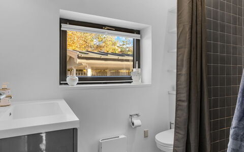 Sigbrit - 100M from the Sea: Loodgieterswerkinrichting, Interieur Ontwerp, Badkamer, Flooring, Verdieping, Loodgieter, Kraan, Samengesteld Materiaal, Plafond, Wastafel