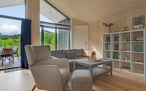 Jelisaveta - 45Km from the Sea: Hout, Interieur Ontwerp, Flooring, Plafond, Meubilair, Verdieping, Bankstel, Woonkamer, Huis, Kamer