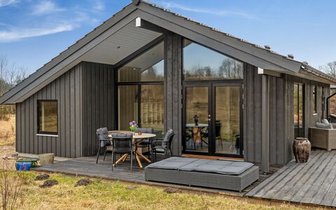 Jelisaveta: Woongebied, Struik, Huis, Huis, Tuin, Landgoed, Schaduw, Landscaping, Gazon