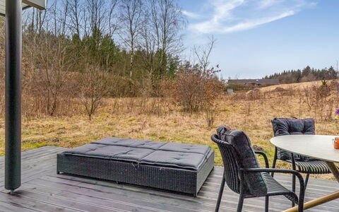 Jelisaveta: Woongebied, Struik, Huis, Huis, Tuin, Landgoed, Schaduw, Landscaping, Gazon