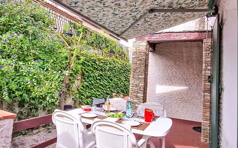 La Giono: Veranda, Balkon, Huis, Baluster, Leuning, Hek, Villa, Buitenmeubels, Beits, Eco Hotel