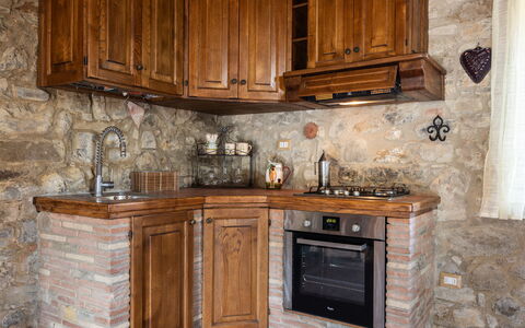 La Casina Honeymoon Cottage, Badia Agnano: Hout, Cabinetry, Keuken, Countertop, Interieur Ontwerp, Flooring, Kast, Meubilair, Huis, Lade