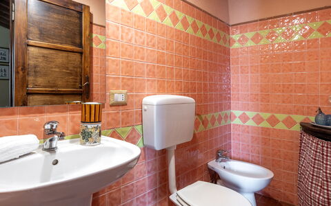 La Casina Honeymoon Cottage, Badia Agnano: Flooring, Loodgieterswerkinrichting, Interieur Ontwerp, Verdieping, Badkamer, Wastafel, Kraan, Loodgieter, Wastafel In De Badkamer, Tegel