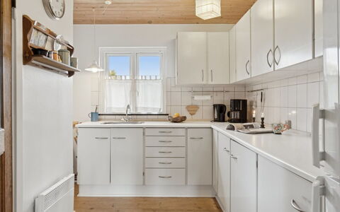 Elle - 175M from the Sea: Keuken, Toestel Van De Keuken, Countertop, Flooring, Cabinetry, Hout, Major Appliance, Interieur Ontwerp, Plafond, Verdieping