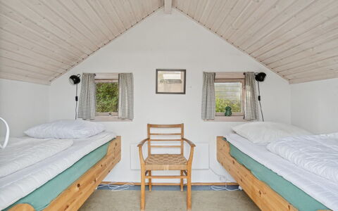 Elle - 175M from the Sea: Bed, Hout, Interieur Ontwerp, Slaapkamer, Plafond, Meubilair, Verdieping, Huis, Bed Frame, Bedding