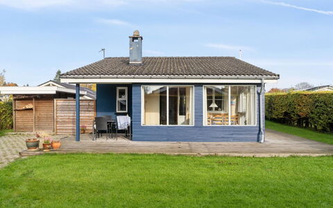 Elle - 175M from the Sea: Gebouw, Venster, Huis, Hout, Dak, Huis, Deur, Verblijf, Woongebied, Siding