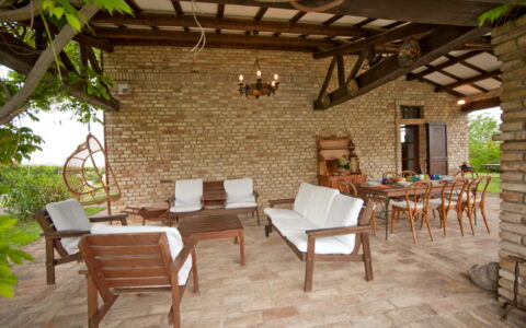 Villa Incanto: Meubilair, Hout, Buitenmeubels, Stoel, Huis, Veranda, Verblijf, Deur, Schaduw, Tuin