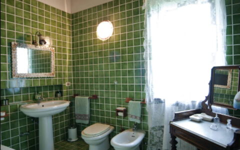 Villa Incanto: Flooring, Loodgieterswerkinrichting, Tegel, Lichte Inrichting, Ontwerp, Kraan, Kamerplant, Badkamer, Wastafel, Loodgieter