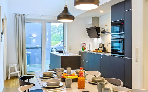 Abenteuerland: Interieur Ontwerp, Meubilair, Keuken, Flooring, Countertop, Plafond, Lichte Inrichting, Toestel Van De Keuken, Kamer, Verlichting