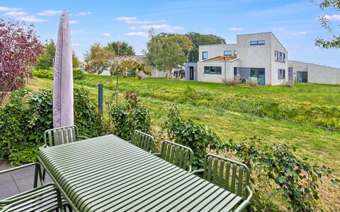 Familiennest: Lucht, Blauw, Groen, Gras, Struik, Huis, Land Lot, Groundcover, Landgoed