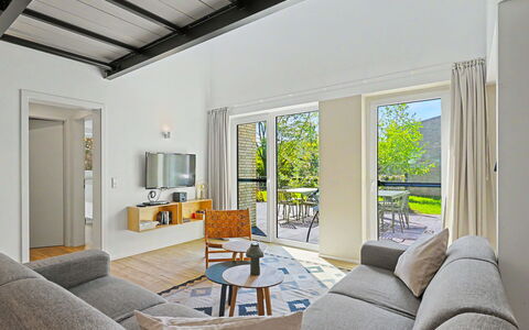 Seeufer Lodge: Interieur Ontwerp, Meubilair, Plafond, Tafel, Stoel, Flooring, Verdieping, Keuken En Eettafel, Bankstel, Woonkamer