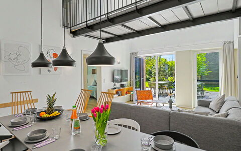 Seeufer Lodge: Meubilair, Interieur Ontwerp, Stoel, Flooring, Tafel, Plafond, Keuken En Eettafel, Hout, Verdieping, Eetkamer