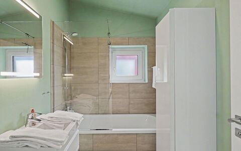 Seeufer Lodge: Interieur Ontwerp, Badkamer, Flooring, Verdieping, Loodgieterswerkinrichting, Muur, Wastafel, Badkamerkast, Meubilair, Plafond