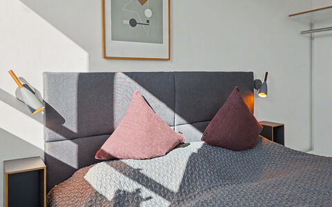 Lille Klit (325): Meubilair, Slaapkamer, Interieur Ontwerp, Bed, Flooring, Laken, Verdieping, Bedding, Linens, Verlichting