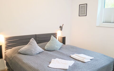 Strandnah 131 (Seenähe): Bed, Meubilair, Slaapkamer, Bedding, Verdieping, Interieur Ontwerp, Laken, Flooring, Hout, Linens