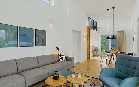 Strandnah 131: Meubilair, Interieur Ontwerp, Flooring, Bankstel, Verdieping, Muur, Woonkamer, Hout, Plafond, Kamer