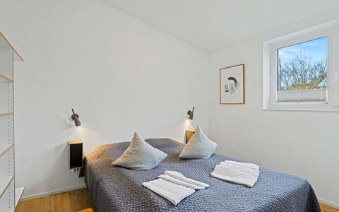 Strandnah 131 (Seenähe): Interieur Ontwerp, Bed, Slaapkamer, Muur, Flooring, Verdieping, Plafond, Hout, Meubilair, Laken