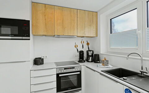 Strandnah 131 (Seenähe): Keuken, Toestel Van De Keuken, Countertop, Cabinetry, Major Appliance, Hout, Flooring, Interieur Ontwerp, Huishoudapparatuur, Gootsteen