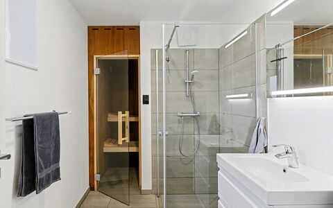 Favola: Flooring, Verdieping, Interieur Ontwerp, Hout, Loodgieterswerkinrichting, Plafond, Verlichting, Kamer, Badkamer, Loodgieter