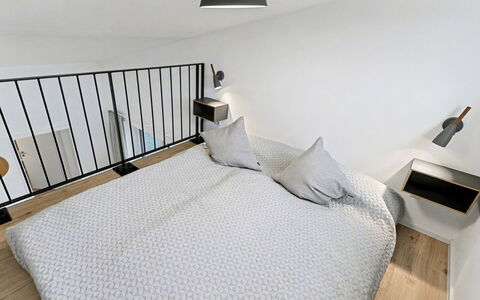 Favola: Interieur Ontwerp, Bed, Slaapkamer, Meubilair, Flooring, Verdieping, Muur, Hout, Kamer, Bedding