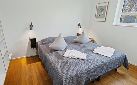 Haus Espelage (292) am Kleinen Teich: Bed, Meubilair, Slaapkamer, Interieur Ontwerp, Verdieping, Flooring, Muur, Bedding, Laken, Hout