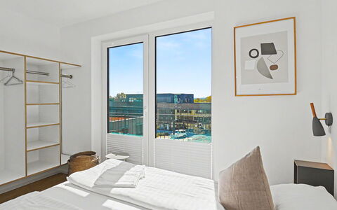 Penthouse Dümmerview: Interieur Ontwerp, Appartement, Meubilair, Kamer, Slaapkamer, Bed, Linens, Stoel, Hardwood, Hotel