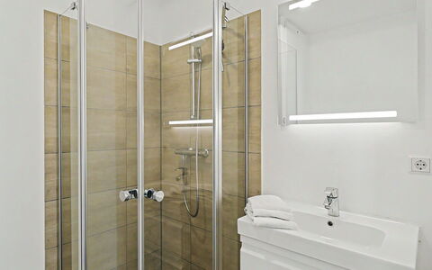 Penthouse Dümmerview: Muur, Badkamer, Loodgieterswerkinrichting, Flooring, Interieur Ontwerp, Verdieping, Loodgieter, Wastafel In De Badkamer, Douche, Toilet