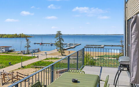 Penthouse Dümmerview: Meubilair, Stoel, Kust En Oceanic Landvormen, Zee, Kust, Schaduw, Toevlucht, Oceaan, Buitenmeubels, Keuken En Eettafel