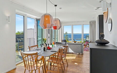 Penthouse Seevibes: Meubilair, Hout, Flooring, Interieur Ontwerp, Verdieping, Keuken En Eettafel, Tafel, Stoel, Houten Vloer, Eetkamer