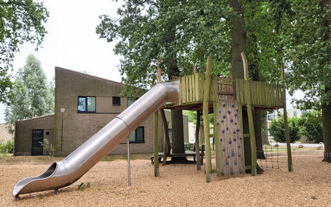Seeperle: Dia Van De Speelplaats, Openbare Ruimte, Chute, Speeltoestel, Park, Schaduw, Tuin, Gazon, Speelplaats, Werf